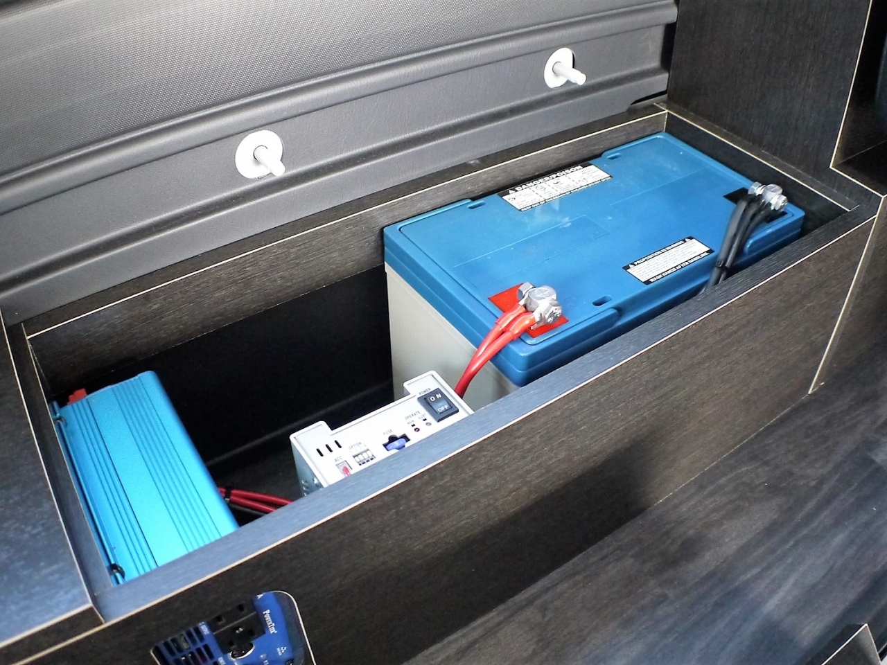 ハイエース 車中泊仕様 3列シート×2段ベッド【FD-BOX W06】 サブバッテリー＋350Wインバーターを標準装備